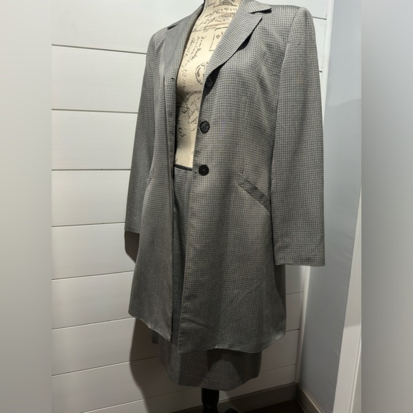 LE SUIT- Like New- beautiful women’s 2 piece business skirt suit - Picture 1 of 12
